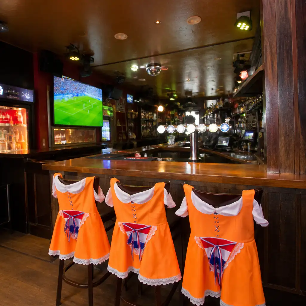 Amsterdam: Pub Crawl Tour with Beer Maid