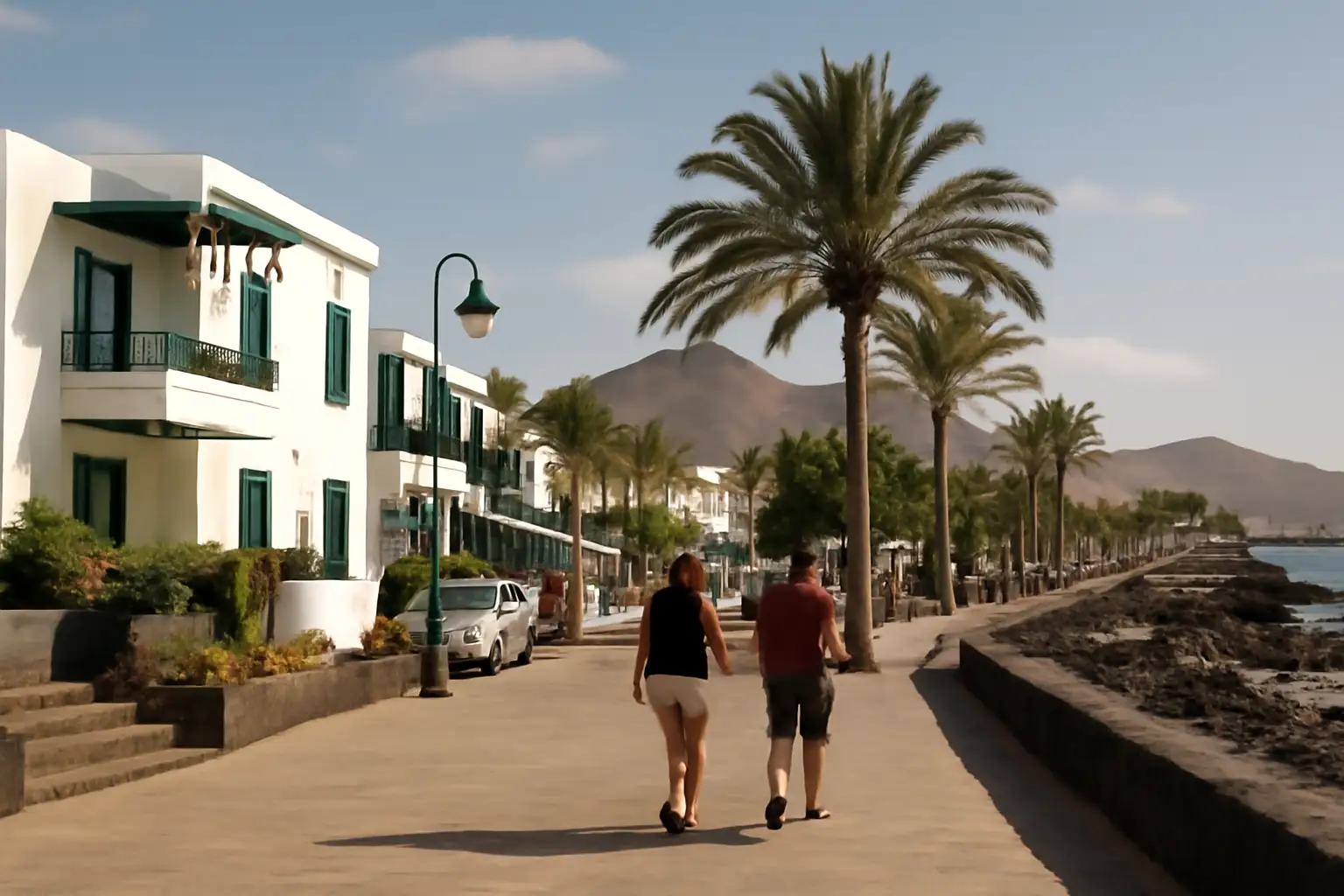 Puerto del Carmen aan de kust van Lanzarote met strand en promenade